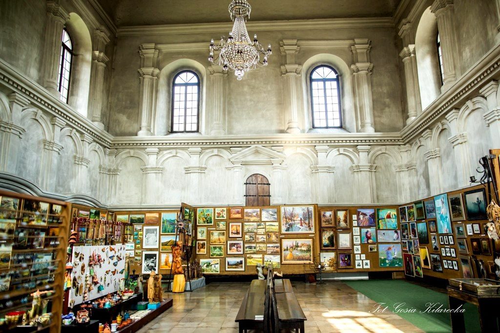 Synagoga w Lesku i największa Galeria Sztuki w Bieszczadach
